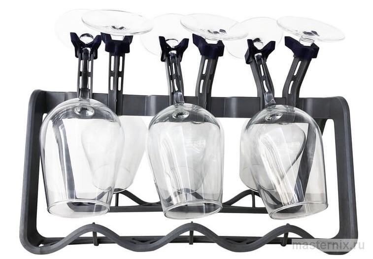 мытье бокалов в встроенной посудомоечной машине